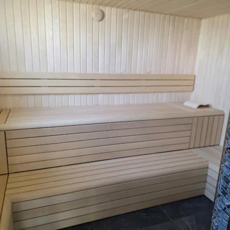 Luxury Bed & Wellness With Sauna And Jacuzzi