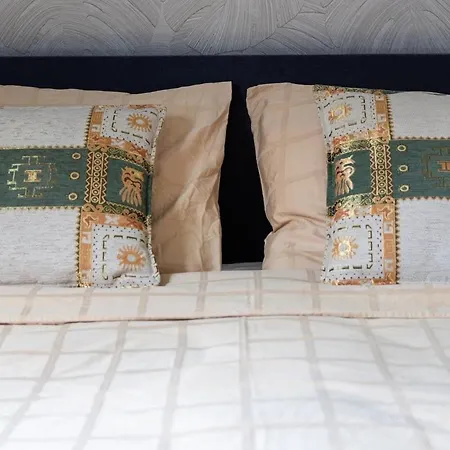 Luxury Bed & Wellness With Sauna And Jacuzzi